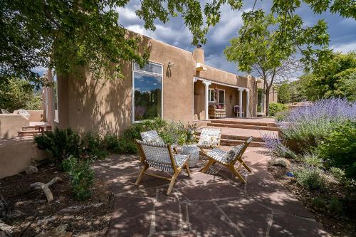 um pátio com dois bancos e uma casa em Luxury Private Villa in Santa Fe em Rancho Encantado