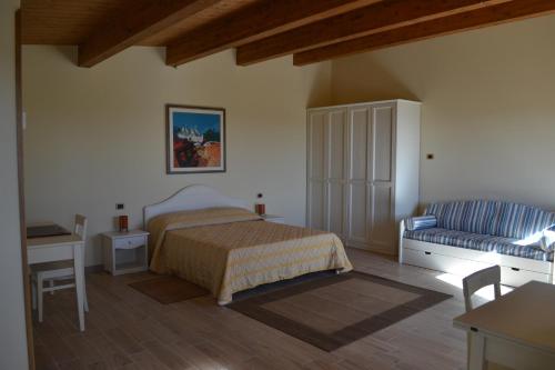 sypialnia z łóżkiem i kanapą w obiekcie Le Dimore della Via Lattea w Alberobello