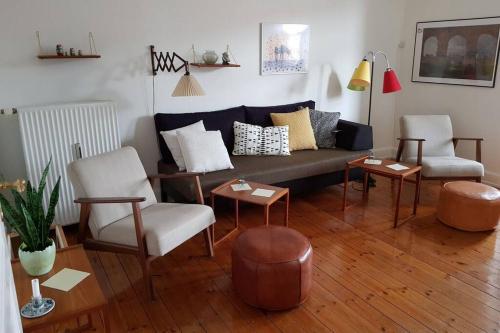 a living room with a couch and two chairs at Dejlig lejlighed først for på Amager in Copenhagen