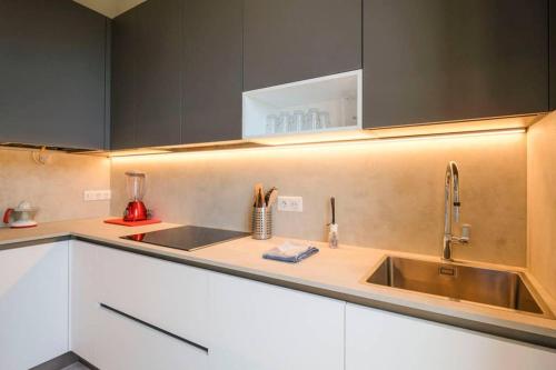 une cuisine avec des armoires blanches et un évier dans l'établissement Mont Boron Magnificent View-3 Rooms - Wifi - A.C, à Nice