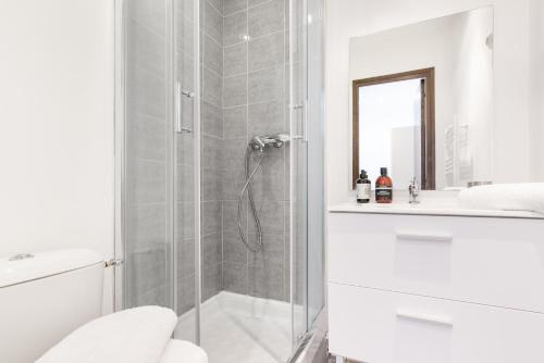 une salle de bain avec une douche, des toilettes et un lavabo dans l'établissement Studio Blancarde Terrasse Parking Clim, à Marseille