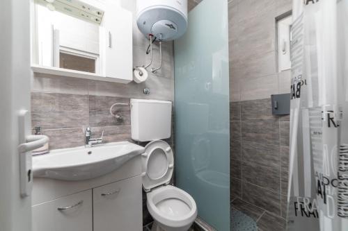 Ett badrum på Java Apartments