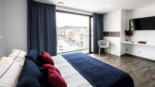 マンザネラにあるHotel Duque de Calabriaのベッドルーム1室(ベッド1台、大きな窓付)