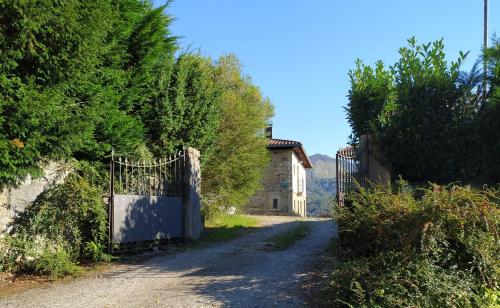 a gate to a house on a dirt road at La Rectoral in Beloncio