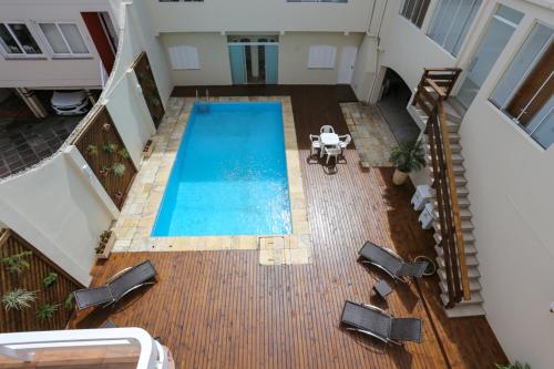 an overhead view of a swimming pool in a building at Pousada Praia Do Meio in Torres