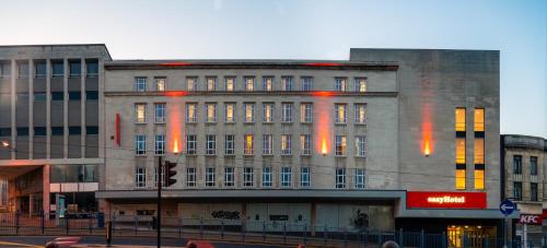 ein Gebäude an der Ecke einer Stadtstraße in der Unterkunft easyHotel Sheffield in Sheffield