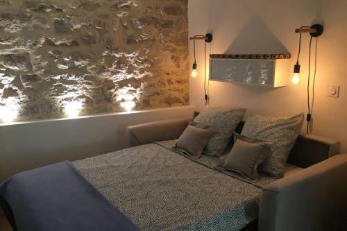 una camera con un letto con due cuscini sopra di Atelier du 7 a Bouzigues