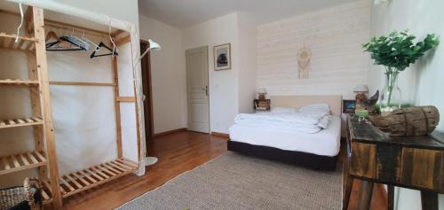 een slaapkamer met 2 stapelbedden en een bureau bij Belle Maison in Meschers-sur-Gironde