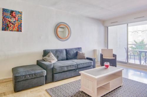 un salon avec un canapé et une table dans l'établissement Appartement Gimelli Welkeys, à Toulon