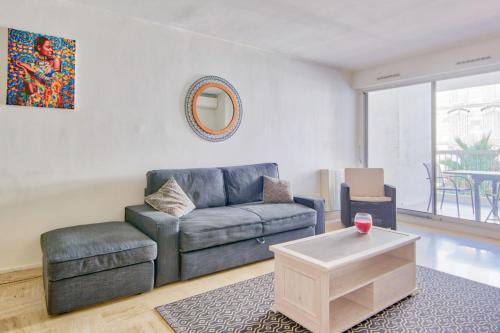 ein Wohnzimmer mit einem Sofa und einem Tisch in der Unterkunft 1br w AC and terrace in the heart of Toulon near train station Welkeys in Toulon