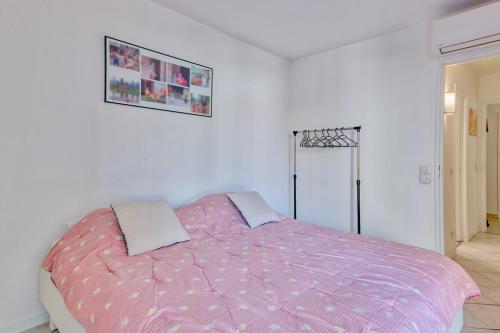 une chambre avec un lit avec une couette violette dans l'établissement Appartement Gimelli Welkeys, à Toulon