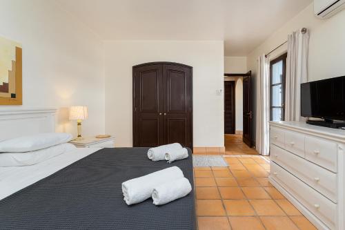 A bed or beds in a room at Algarve Luxury Experience - Situated within the Pinecliffs Resort