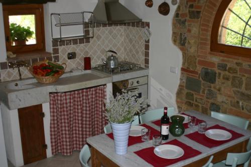 Kuchyň nebo kuchyňský kout v ubytování Agriturismo Podere la Cava