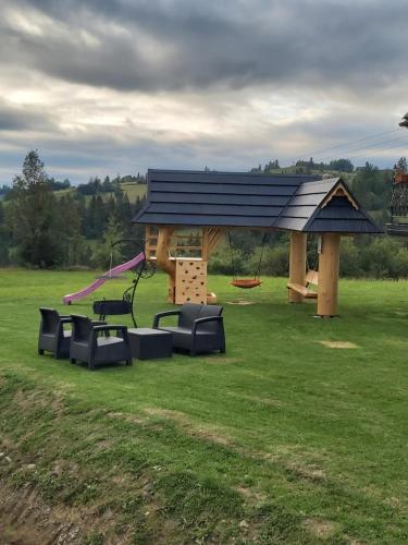 plac zabaw z altaną i ławkami na polu w obiekcie Willa Za Potokiem Komfortowe apartamenty w sercu Bukowiny Tatrzańskiej w Bukowinie Tatrzańskiej