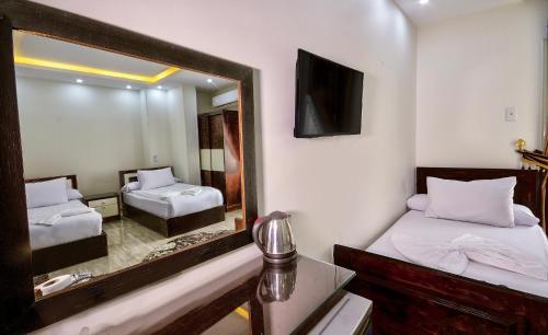 Una cama o camas en una habitación de TuT Pyramids View