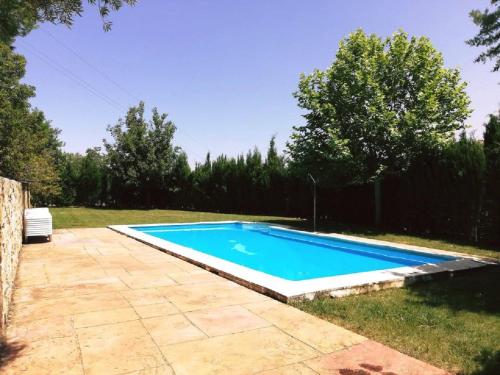 una piscina en el patio trasero de una casa en CASA DE MADERA ZUMACAR VI, en Cazorla