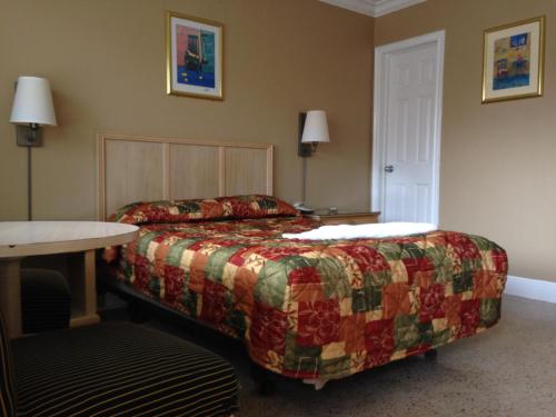 a bed room with a bed and a desk at Palacio Inn Motel in Miami