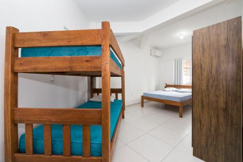 1 dormitorio con 2 literas y 1 cama en Residencial Melfi III - Apartamento Térreo, en Bombinhas
