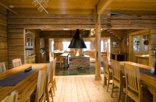 Un restaurant sau alt loc unde se poate mânca la Kukkolankoski Resort - Vierastalot