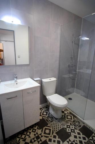 une salle de bain avec toilettes, lavabo et douche dans l'établissement Villa Jean Julien - Le Guéry - Appartement T2bis - 2 chambres - 4 personnes, à Le Mont-Dore
