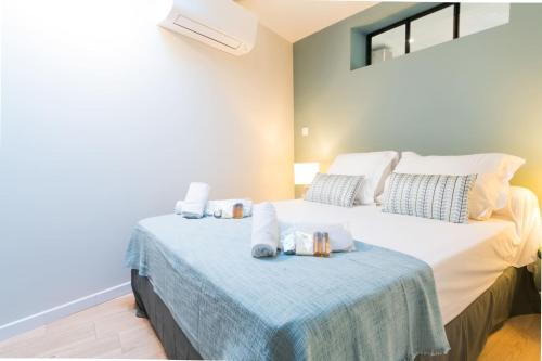 une chambre avec un lit avec une couverture bleue dans l'établissement Appartement Fiora - Welkeys, à Avignon