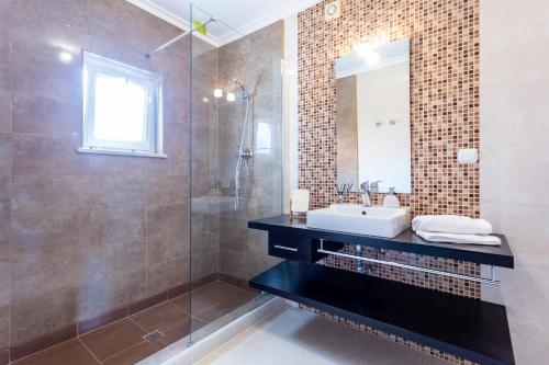 bagno con lavandino e doccia di Casa Azul luxury apartment (4p) Lagos, Meia Praia a Lagos