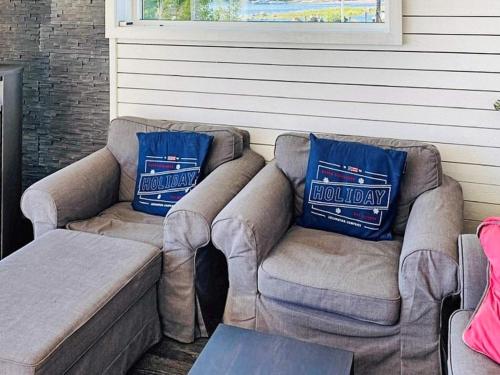 un sofá sentado en un porche con 2 almohadas azules en 4 person holiday home in NORRSUNDET, en Norrsundet