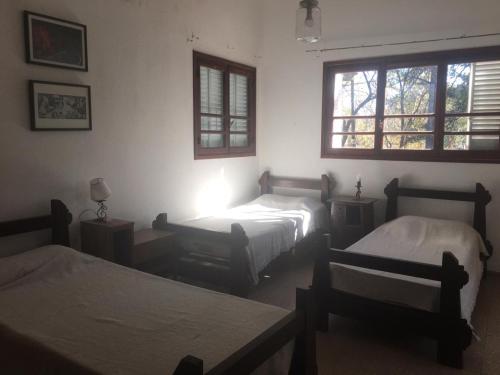 1 dormitorio con 2 camas y ventana en Villa Anedé en Río Ceballos
