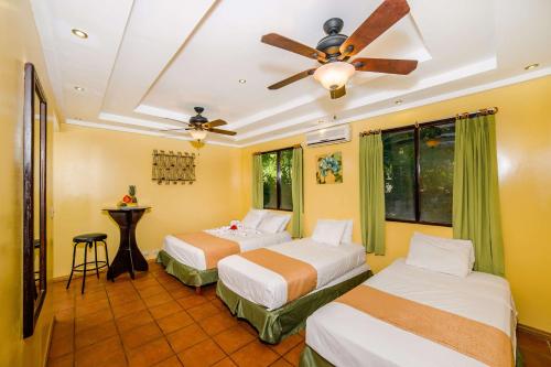 Un pat sau paturi într-o cameră la Best Western Tamarindo Vista Villas