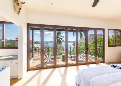 um quarto com vista para o oceano em Luxury Ocean-View Flamingo Home with Pool, Apartment and Party Deck em Playa Flamingo