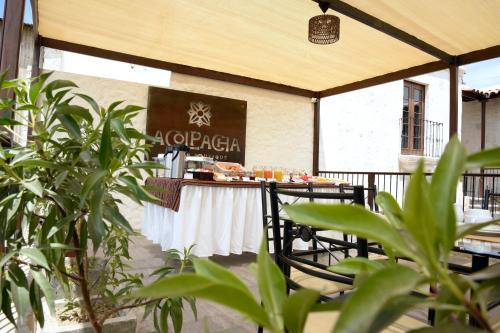 ein Restaurant mit einem Tisch mit Essen darauf in der Unterkunft Acolpacha Tambo Boutique in Arequipa