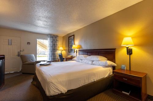 A bed or beds in a room at Days Inn by Wyndham Kuttawa/Eddyville