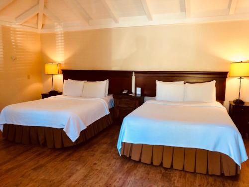 Кровать или кровати в номере Carmel Resort Inn