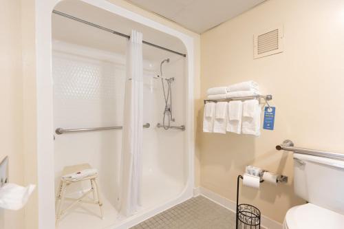 een badkamer met een douche en een glazen deur bij Days Inn by Wyndham Kuttawa/Eddyville in Kuttawa