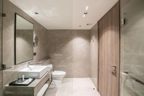Bilik mandi di Best Western Plus Nexen Pattaya