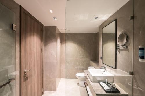 Bilik mandi di Best Western Plus Nexen Pattaya