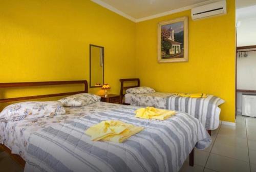 سرير أو أسرّة في غرفة في Pouso Bom Retiro