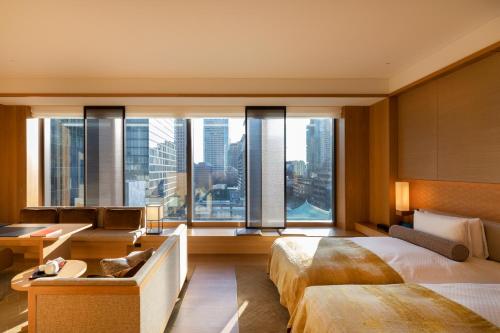 Un pat sau paturi într-o cameră la The Okura Heritage Tokyo