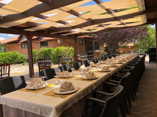 una mesa larga con sillas y sombreros. en Hotel Pietrapanna, en Calvello