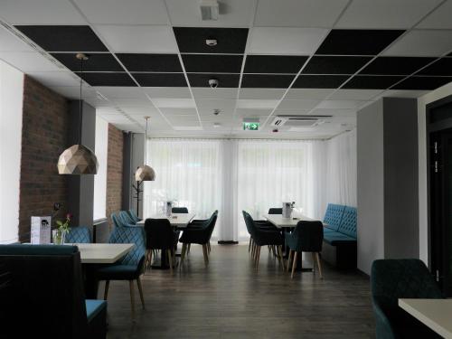 a dining room with tables and chairs and a unintention at Hotel Stronie in Stronie Śląskie