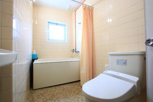 La salle de bains est pourvue de toilettes, d'une baignoire et d'un lavabo. dans l'établissement Banshoukaku, à Tsushima