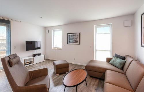 Una sala de estar con un sofá y un televisor. en Stunning Apartment In Rechlin With Wifi, en Rechlin
