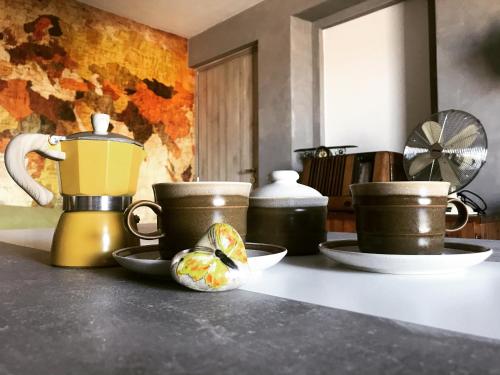 una encimera con tazas y platos y una batidora en Homelyfeeling, en Castelnuovo del Garda