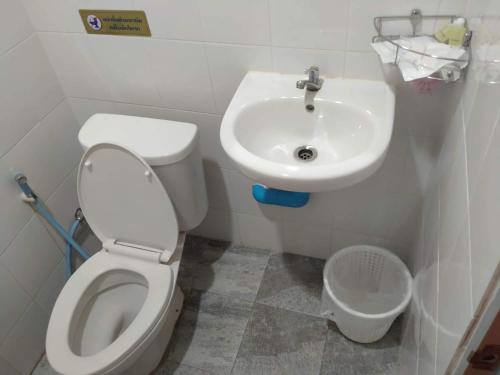 Koupelna v ubytování บ้านเล็ก รีสอร์ท