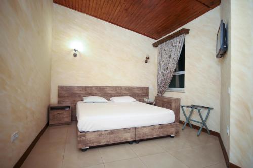 Un pat sau paturi într-o cameră la Armenian Village Park Hotel & FREE Water Park, GYM