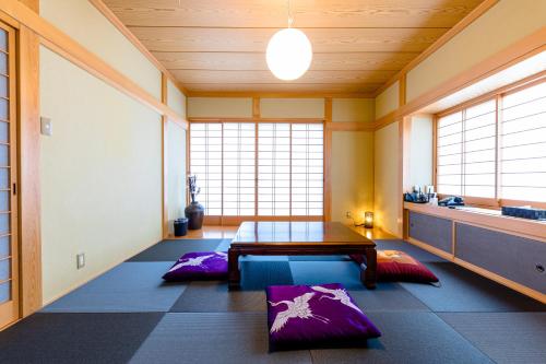 富士河口湖的住宿－iine，一间位于地板上并配有桌子和枕头的客房