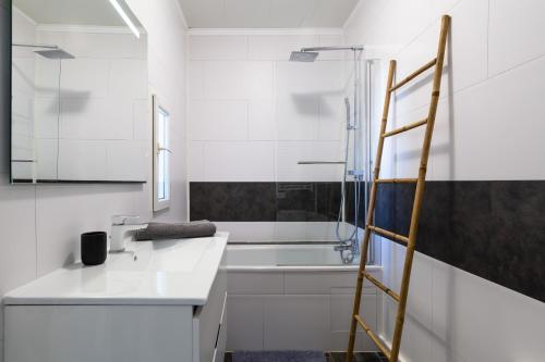Vonios kambarys apgyvendinimo įstaigoje Design Industriel avec Terrasse Privative