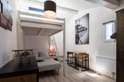 - une chambre avec un lit en mezzanine et un bureau dans l'établissement Design Industriel avec Terrasse Privative, à Gignac-la-Nerthe
