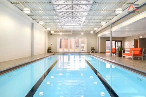 สระว่ายน้ำที่อยู่ใกล้ ๆ หรือใน ENVITAE 2BR Vibrant High-Rise Penthouse
