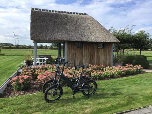 a couple of bikes parked in front of a house at De Moeraseik in Zele